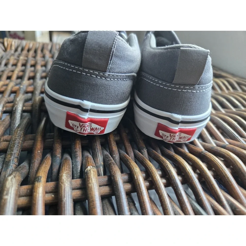 NEW  VANS Youth SHOES Size 4.  MCT0122